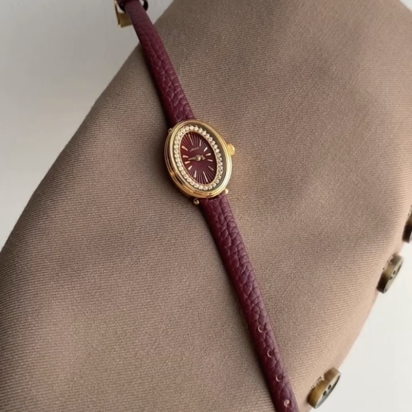 Vintage Gold Small Oval Face Leather Watch