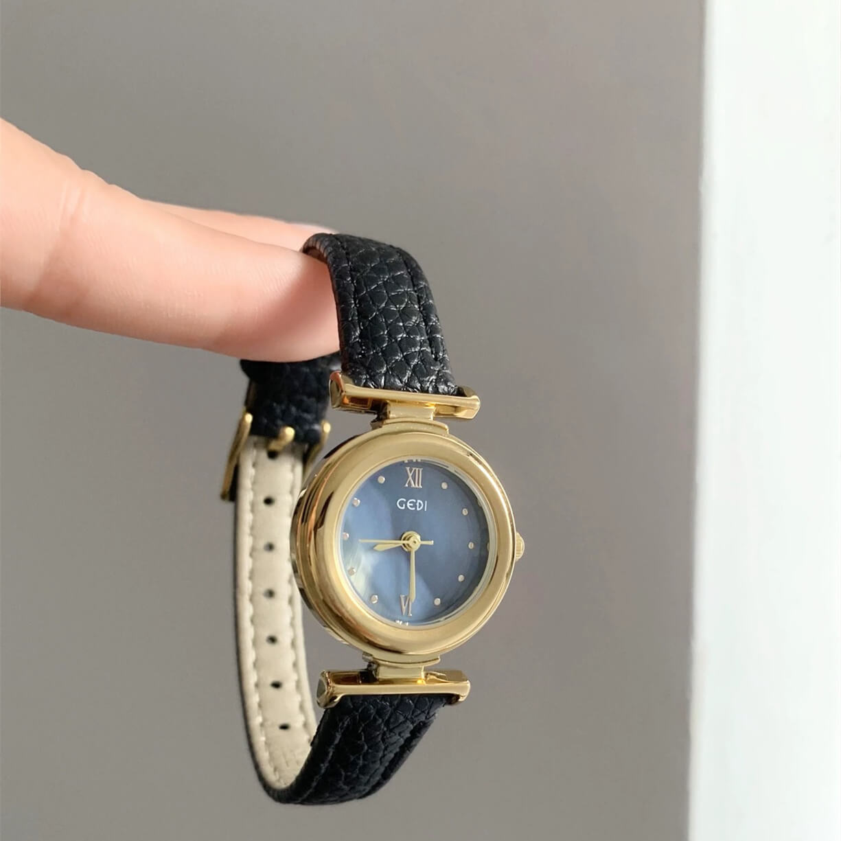 Chic Black Band Blue Mother of Pearl Leather Wristwatch