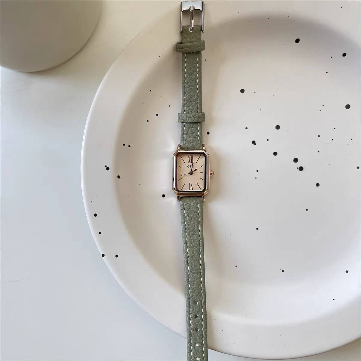 Classic Brown/Pink/Blue/Black/Green Round Genuine Leather Watch