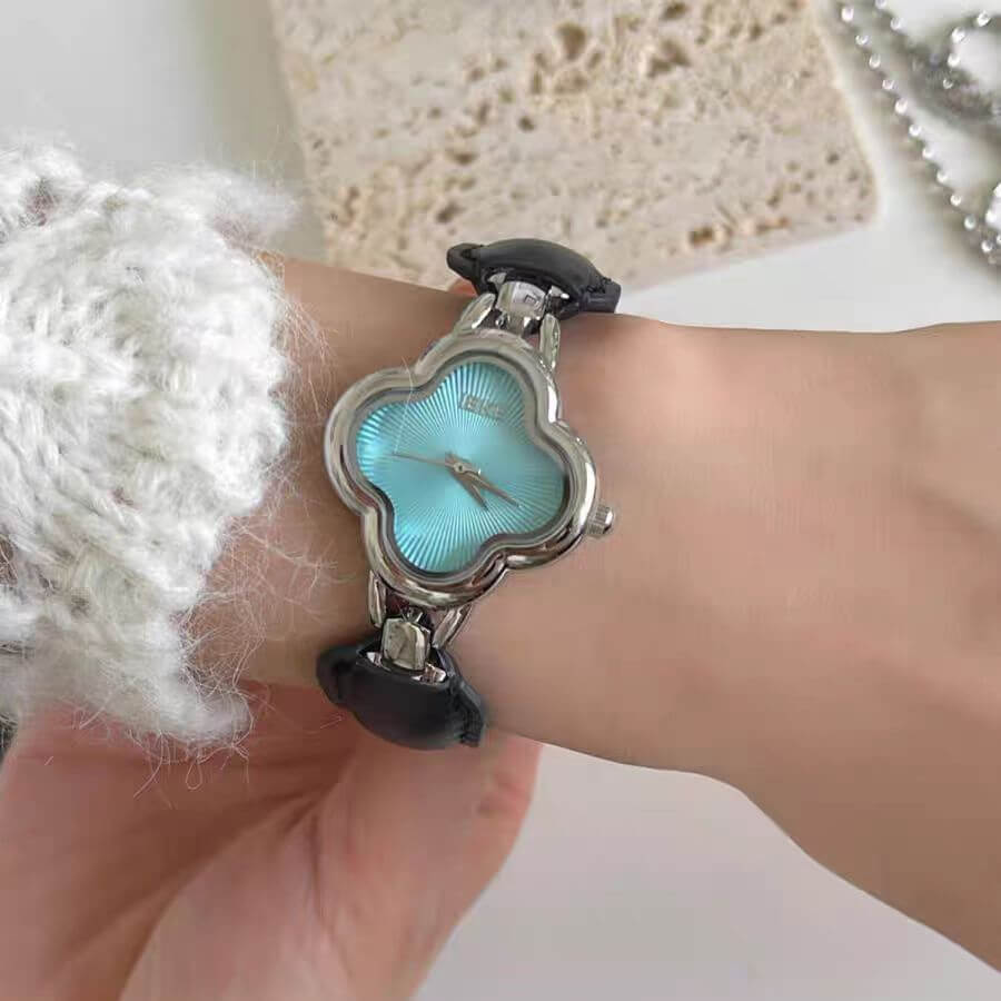 Classic Black/Brown/White Cloud-Shaped Wristwatch