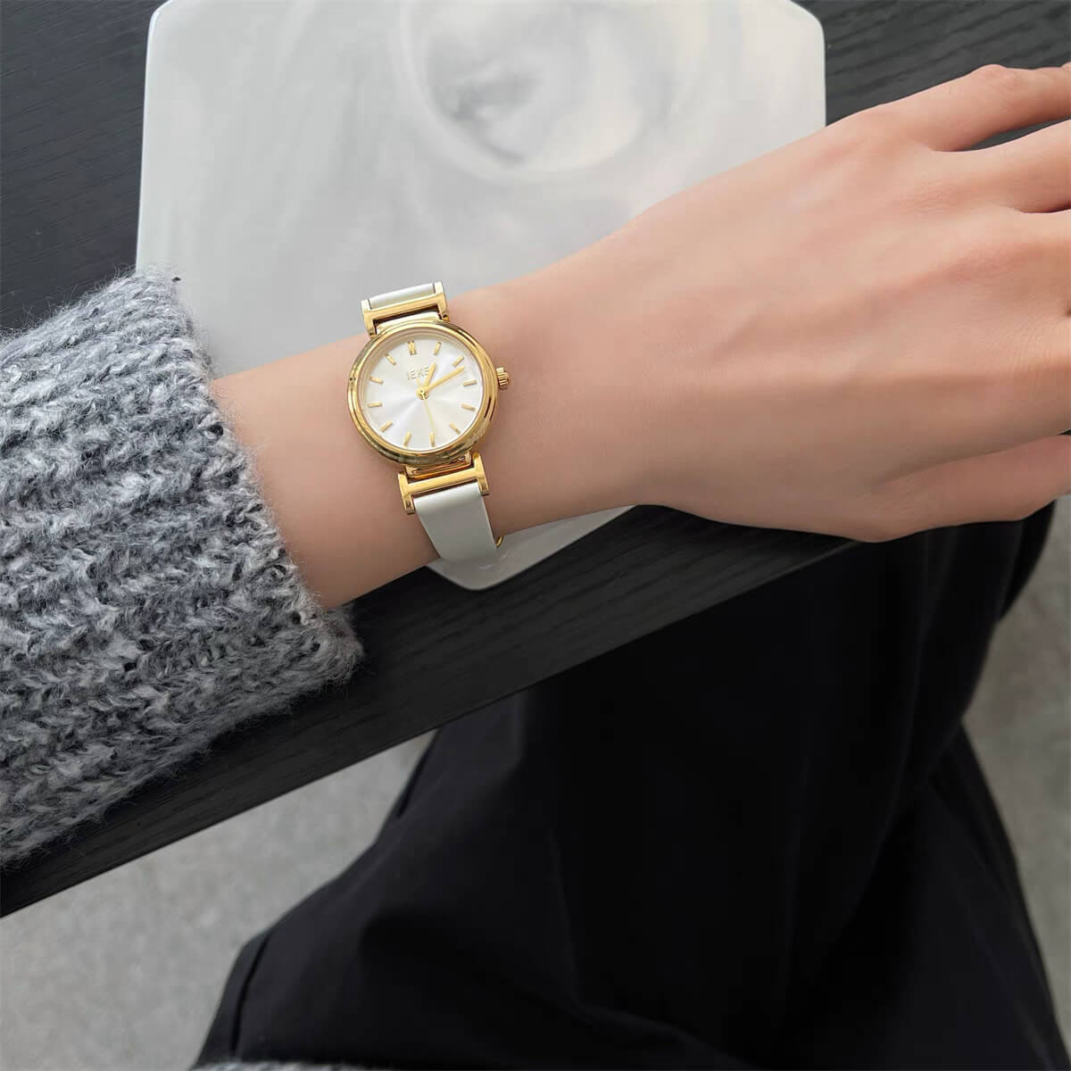 Vintage Style Black/Brown/White Leather Round Face Watch