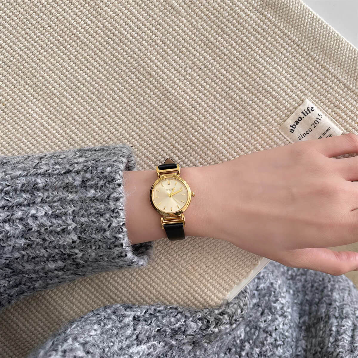 Vintage Style Black/Brown/White Leather Round Face WatchVintage Style Black/Brown/White Leather Round Face Watch