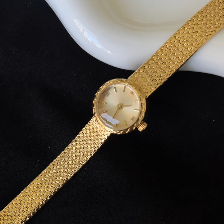 Chic Gold Round Face Wristwatch for Women