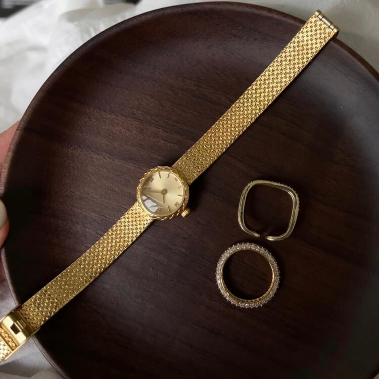 Chic Gold Round Face Wristwatch for Women