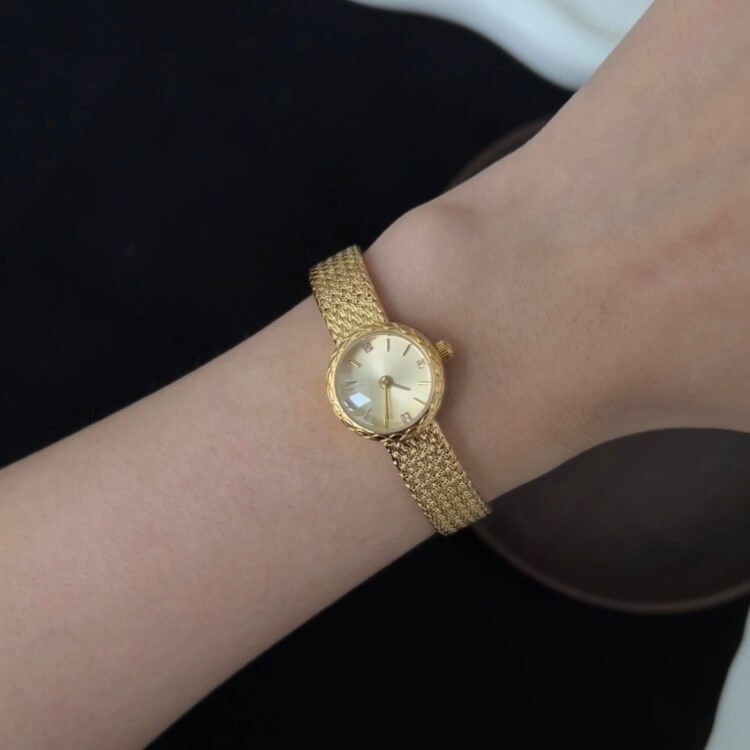 Chic Gold Round Face Wristwatch for Women
