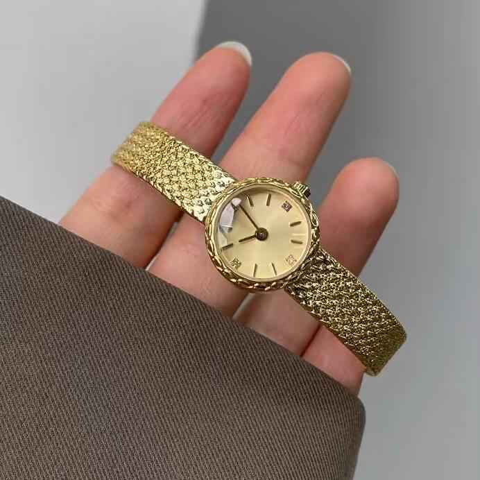 Chic Gold Round Face Wristwatch for Women