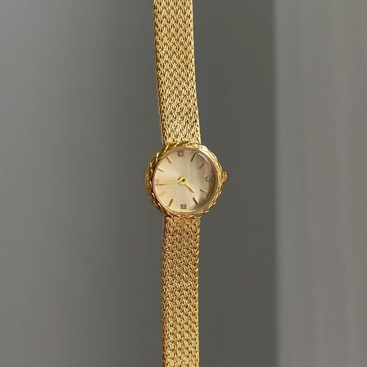 Chic Gold Round Face Wristwatch for Women