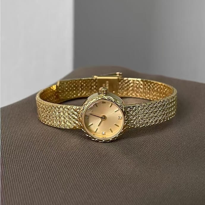 Chic Gold Round Face Wristwatch for Women