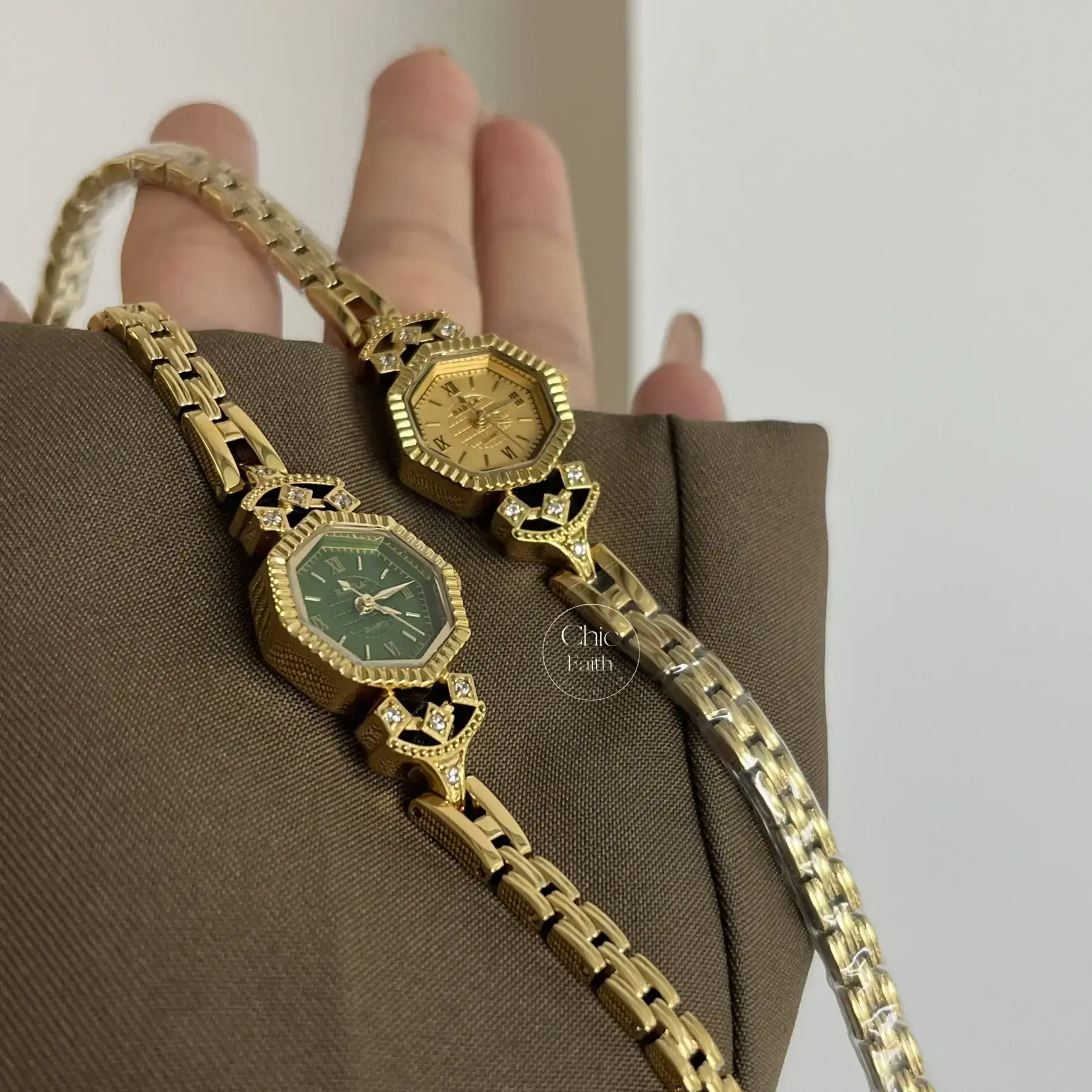 Vintage-Inspired Emerald Green Dial Bracelet Watch for Women