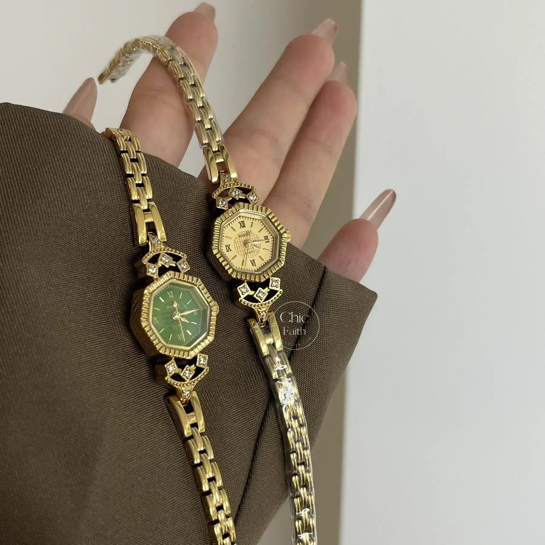 Vintage-Inspired Emerald Green Dial Bracelet Watch for Women