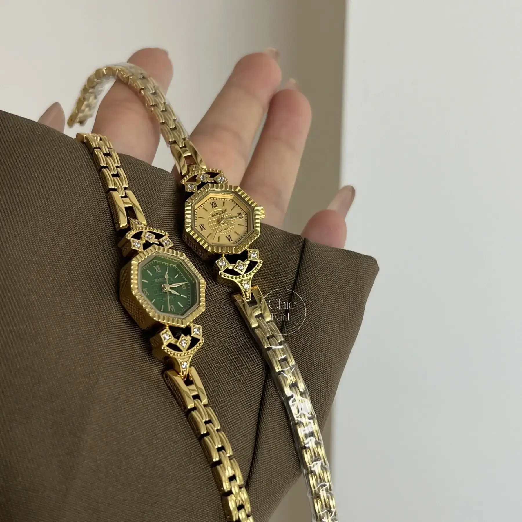 Vintage-Inspired Emerald Green Dial Bracelet Watch for Women
