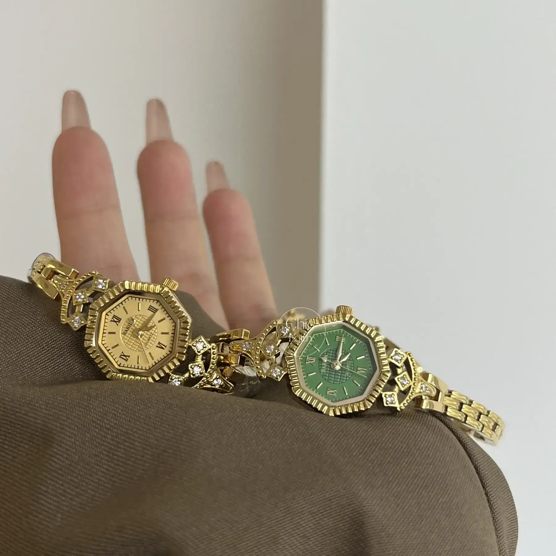 Vintage-Inspired Emerald Green Dial Bracelet Watch for Women