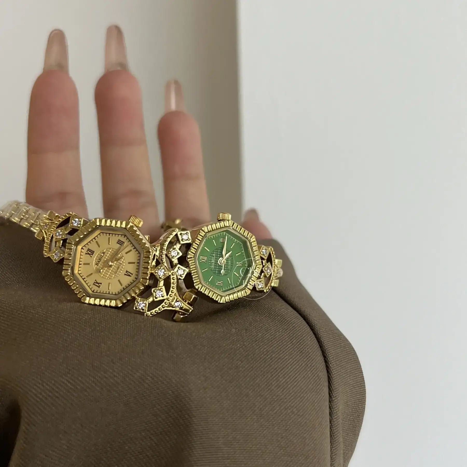 Vintage-Inspired Emerald Green Dial Bracelet Watch for Women