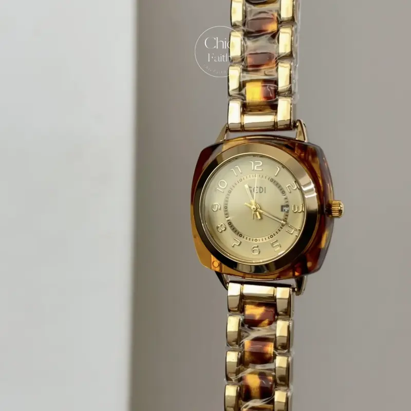 Vintage-Inspired Gold Round Face Watch Elegant Brown Gold Women's Watch